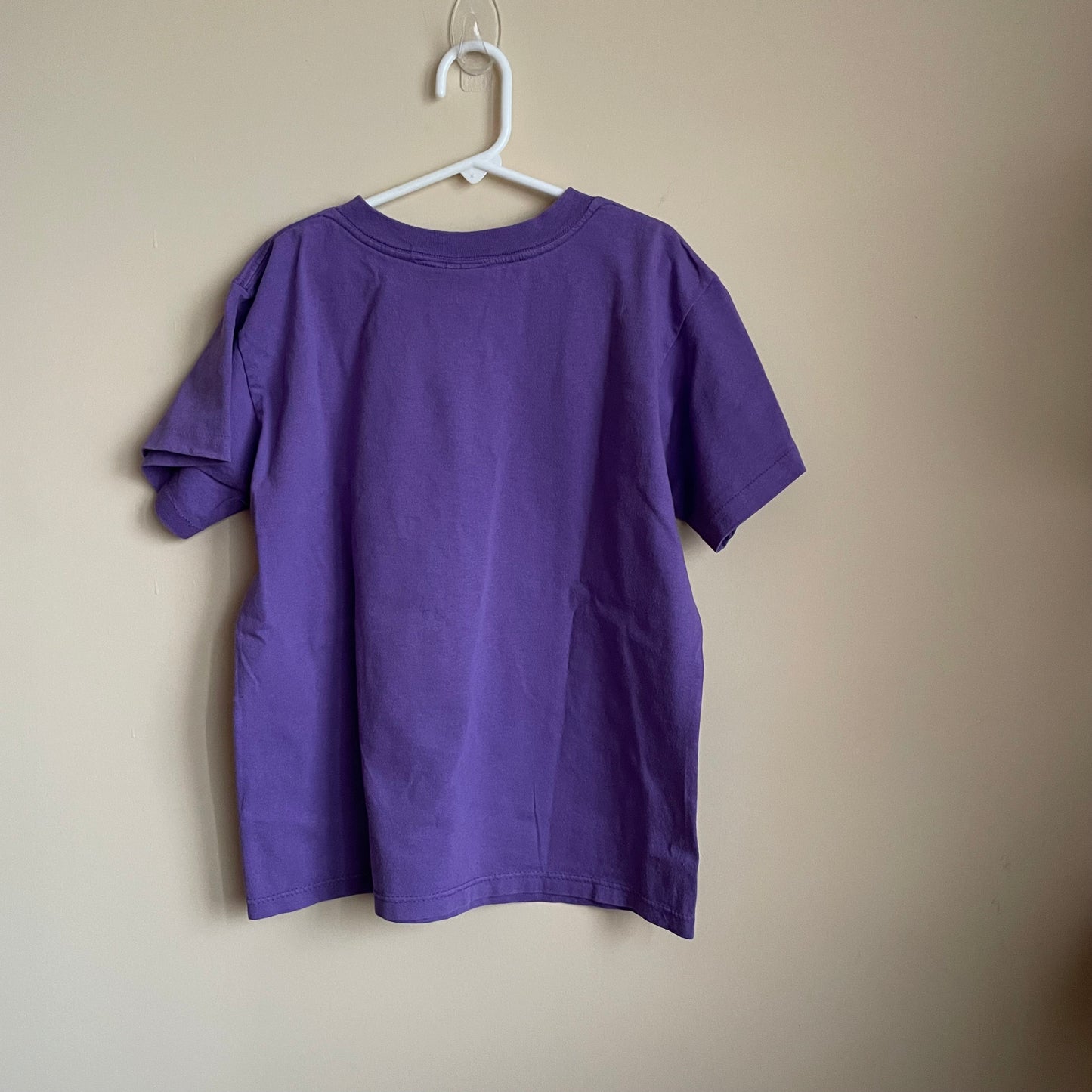 The all purple back of the t-shirt. 